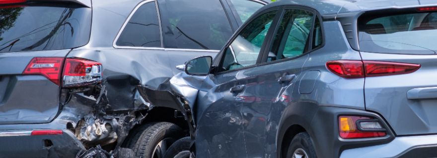 Dos coches en un accidente