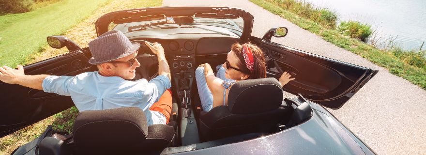 Pareja feliz con su alquiler de coche a todo riesgo