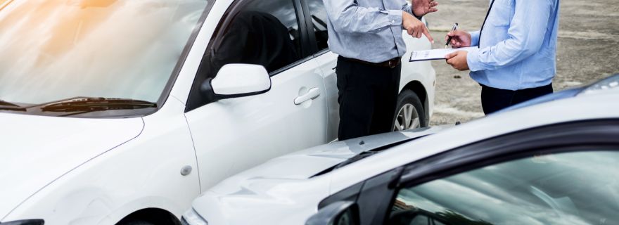 Dos personas haciendo un parte despu�s de un accidente