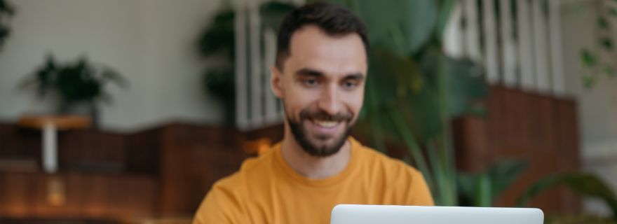 Hombre busca online seguro con asistencia sanitaria a domicilio