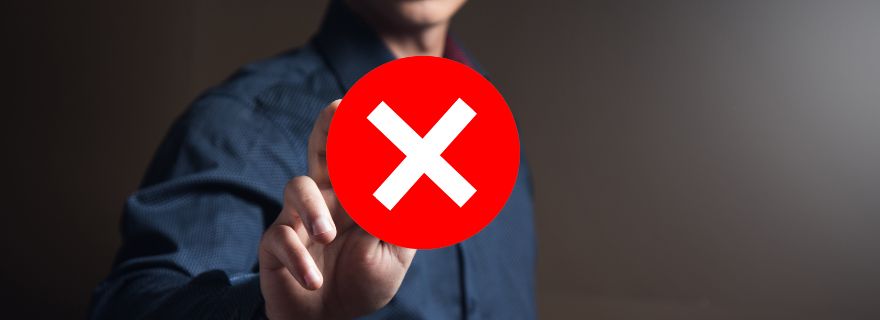 Hombre pulsa el botón de cancelar seguro de hogar