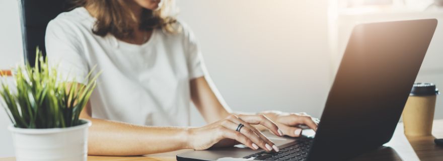 Mujer cancela seguro de hogar por Internet