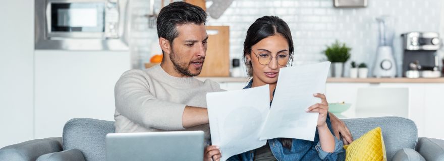 Pareja consulta papeles para cancelar seguro de vida vinculado a la hipoteca: casa con parag�as
