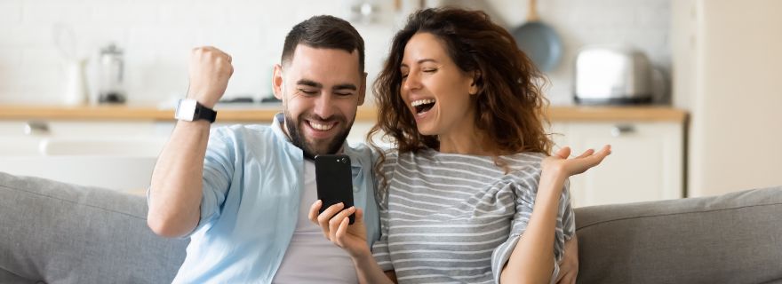 Pareja feliz con la carencia de su préstamo