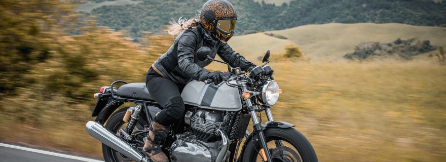 Mujer en moto de 125cc