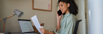 Mujer haciendo c�lculos para una consolidaci�n de pagos