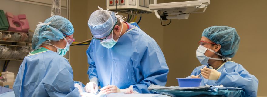 Contratar un seguro medico para operarse: cirujanos operando