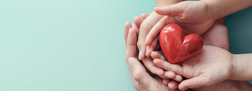 Manos sujetan corazon