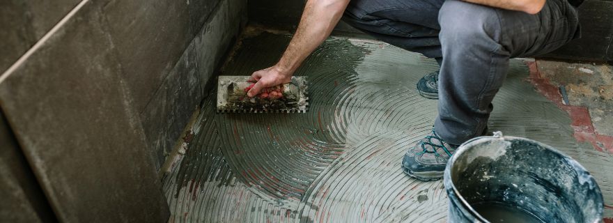 Haciendo el plano de la obra para calcular cuánto costará la reforma de una casa