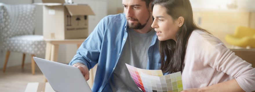 Una pareja eligiendo loa acabados para la reforma integral de su piso