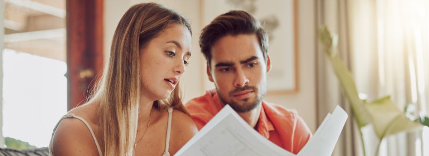 Pareja estudia cómo devolver recibo del seguro de hogar