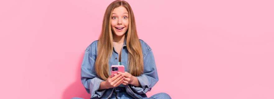 Chica contenta porque ha financiado su iPhone con éxito