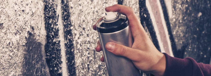 Las coberturas del seguro de hogar que te ayudan a eliminar los grafitis de la fachada