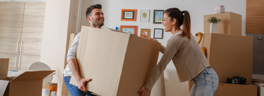 Una pareja haciendo la mudanza