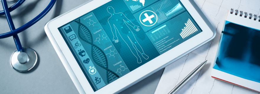 Medicina preventiva: medico elabora chequeo general con tablet