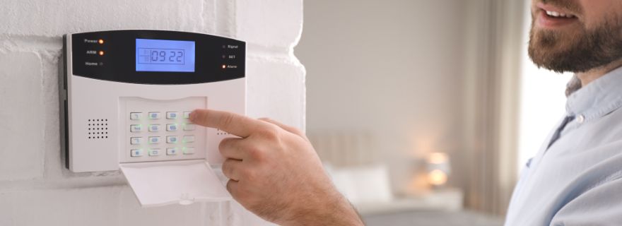 Chico conectando su alarma de hogar