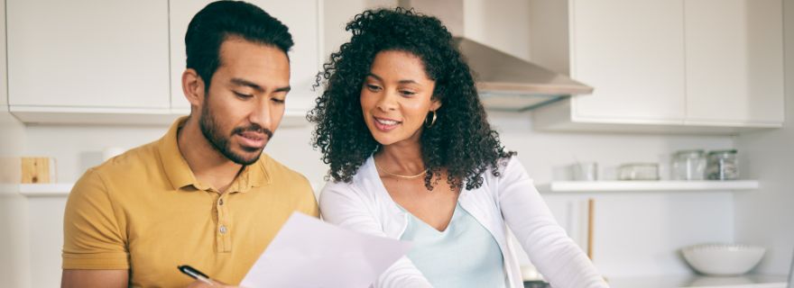 Pareja revisa condicionado para elegir el mejor seguro de hogar según FACUA