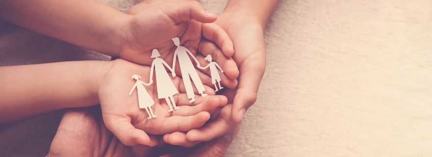 Familia de papel protegida con el mejor seguro de vida