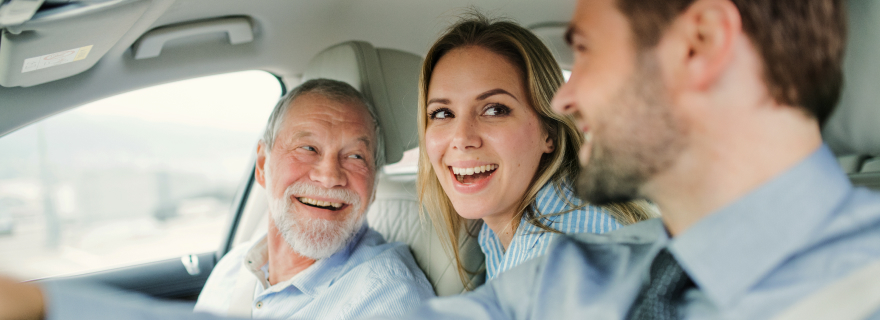 Personas en un coche asegurado a otra persona