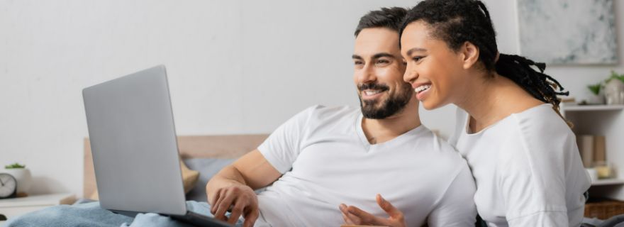 Pareja busca online para evitar los peores seguros de hogar