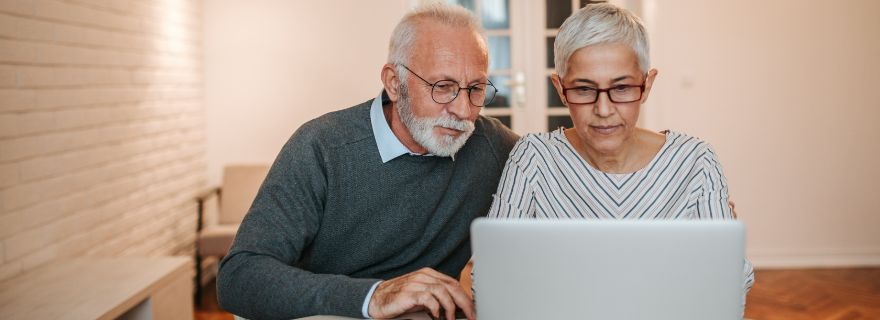 Pareja busca online seguro de prima nivelada