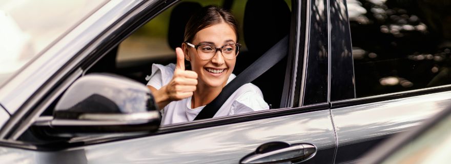 Chica feliz tras recuperar puntos del carnet
