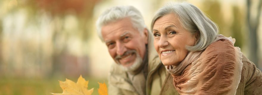 Pareja mayor feliz con su renta vitalicia heredable