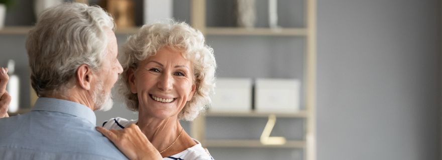 Pareja mayor feliz con su renta vitalicia inmobiliaria