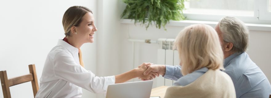 Pareja mayor contrata renta vitalicia inmobiliaria
