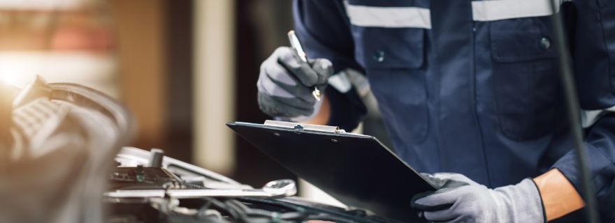 Mecánico calcula precio de reparación de bomba inyectora