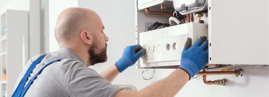 T�cnico haciendo la revisi�n obligatoria del gas