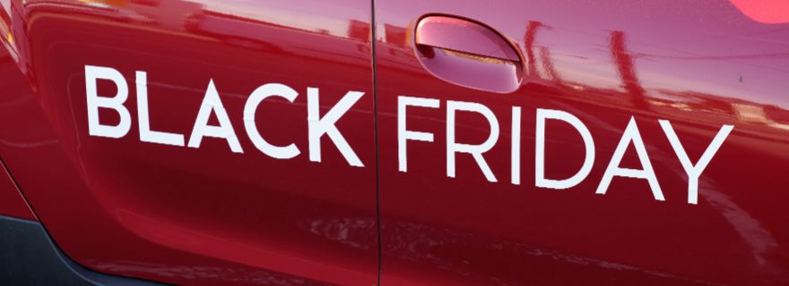Seguro Black Friday: coche con rotulo