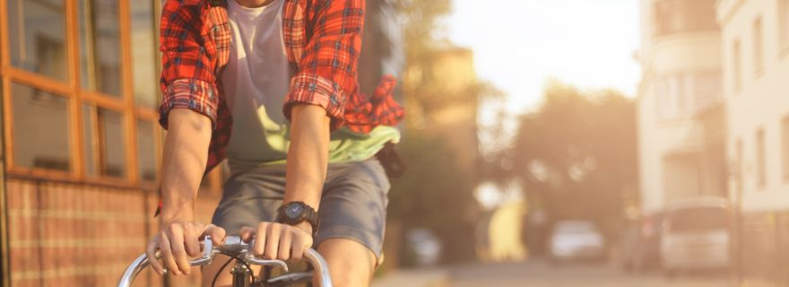 Hombre en bici protegido por seguro de ciclista
