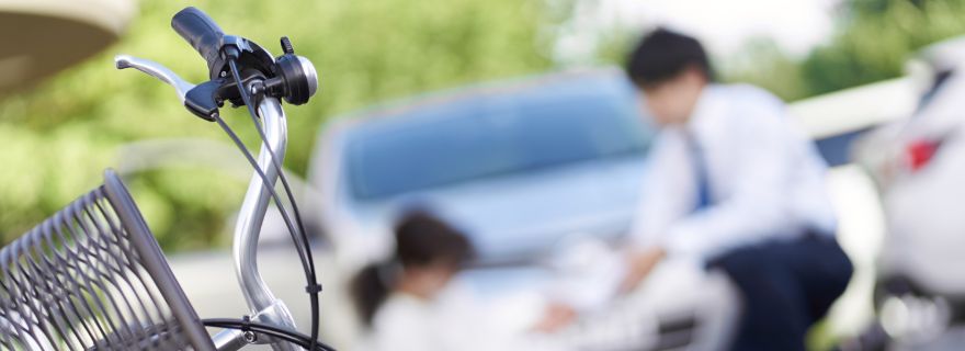 Hombre y mujer en accidente de bicicleta