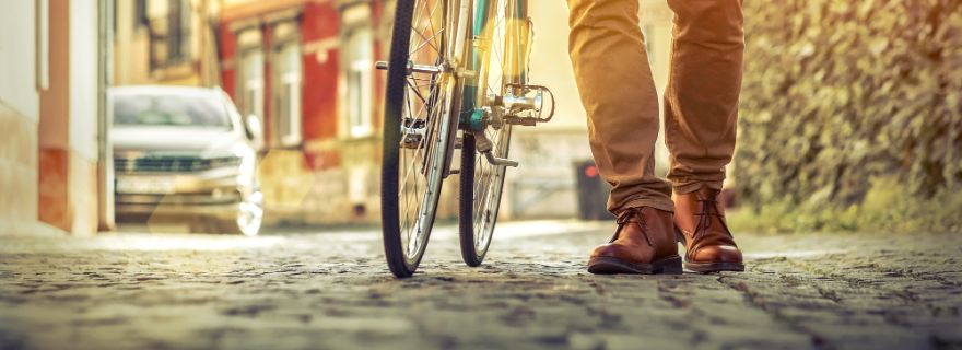 Hombre pasea con su bici protegido por seguro de ciclista
