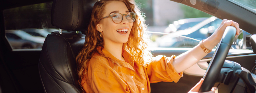 Chica conduce con seguro de coche por primera vez