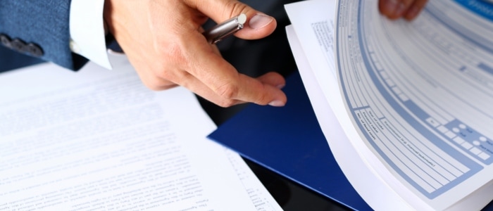 Hombre revisando el contrato de un seguro combinado