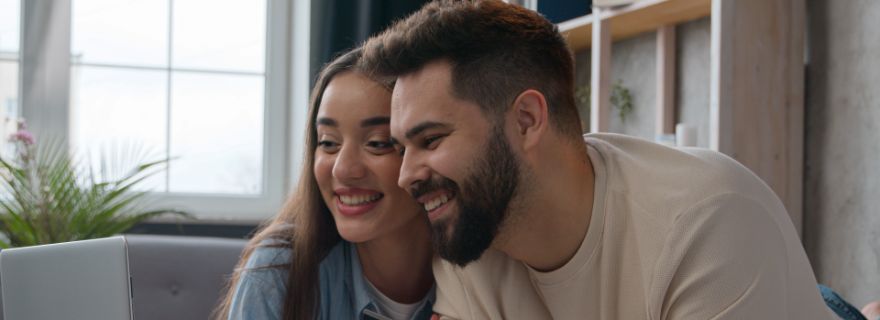 Pareja compara seguros online