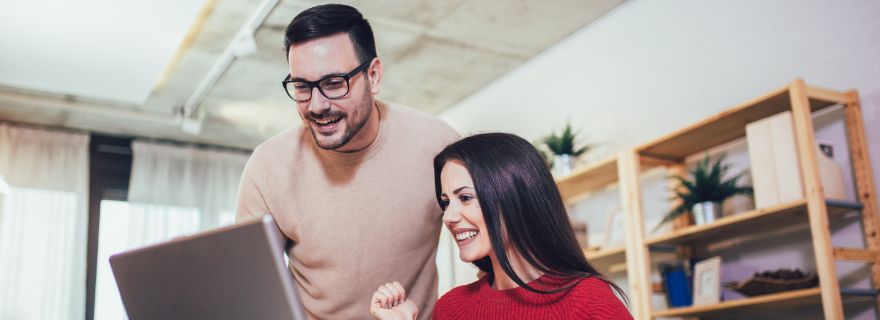 Pareja busca online un seguro de hogar a todo riesgo