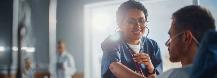 Seguro medico sin copago y sin carencia: medico atiende a paciente