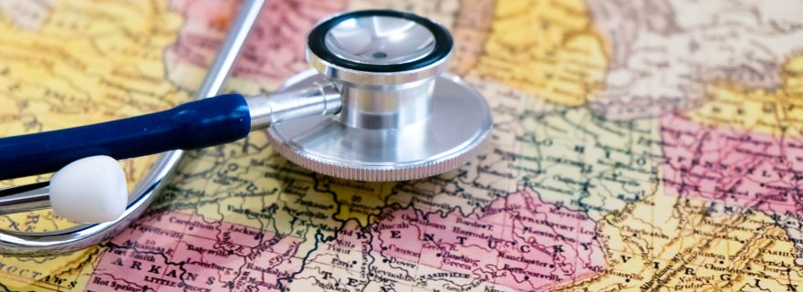 Seguro medico para viajar a EEUU: mapa con fonendoscopio