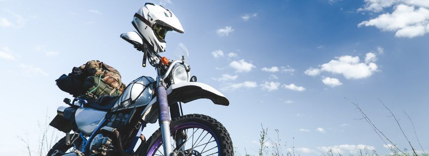 Moto enduro protegida con seguro de moto enduro