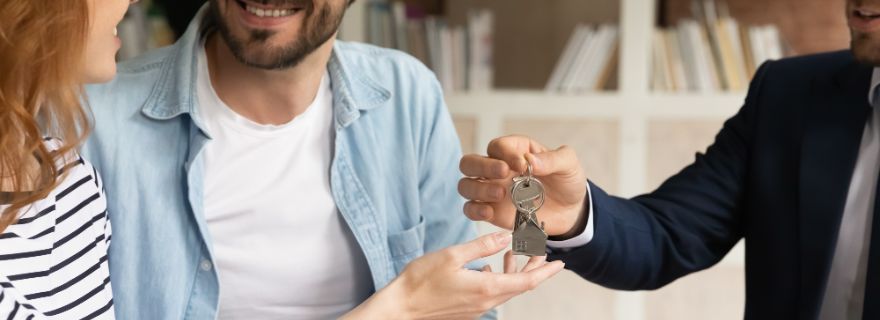 Seguro piso alquiler: pareja recoge llaves