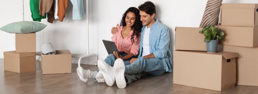Pareja busca online seguro para piso de alquiler