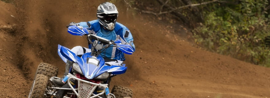 Motorista protegido con seguro para quad