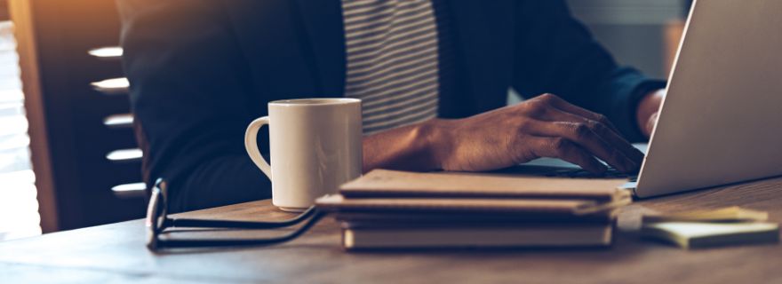 Hombre contrata online seguro de Responsabilidad Civil de alquiler
