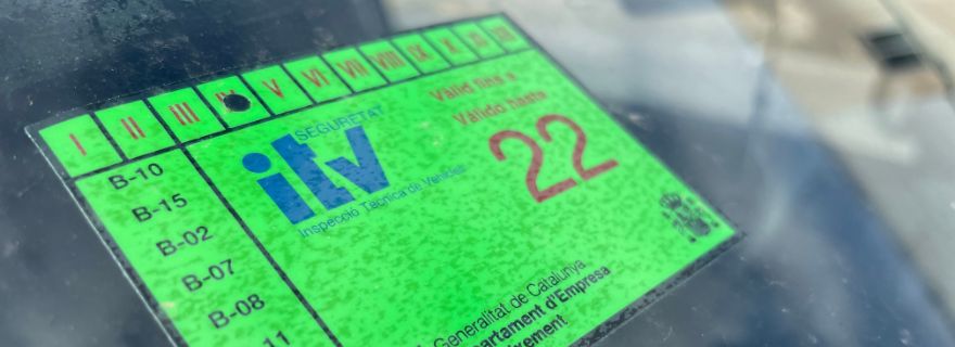 ¿Se puede pasar la ITV sin seguro?: pegatina ITV