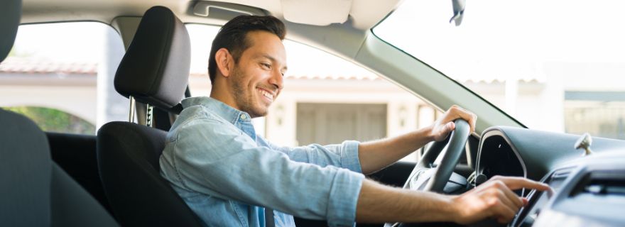 Seguro todo riesgo sin franquicia: hombre en su coche