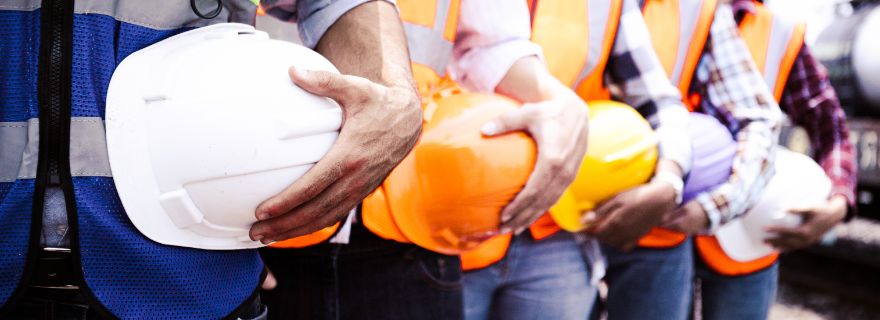 Seguro de vida colectivo: trabajadores sujetan cascos