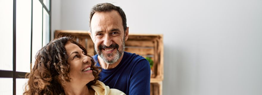 Pareja feliz con su seguro de vida entera